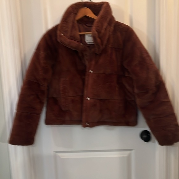 Abercrombie Faux Fur Mini Puffer Jacket Size large - Picture 5 of 8